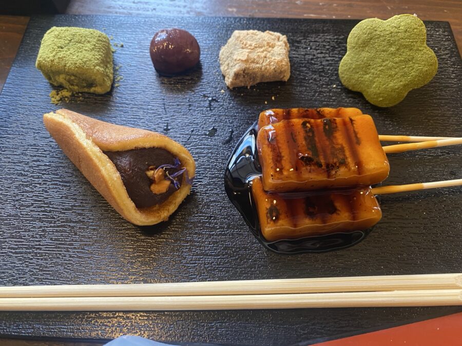 京都の梅園で味わった四角いみたらし団子と和菓子