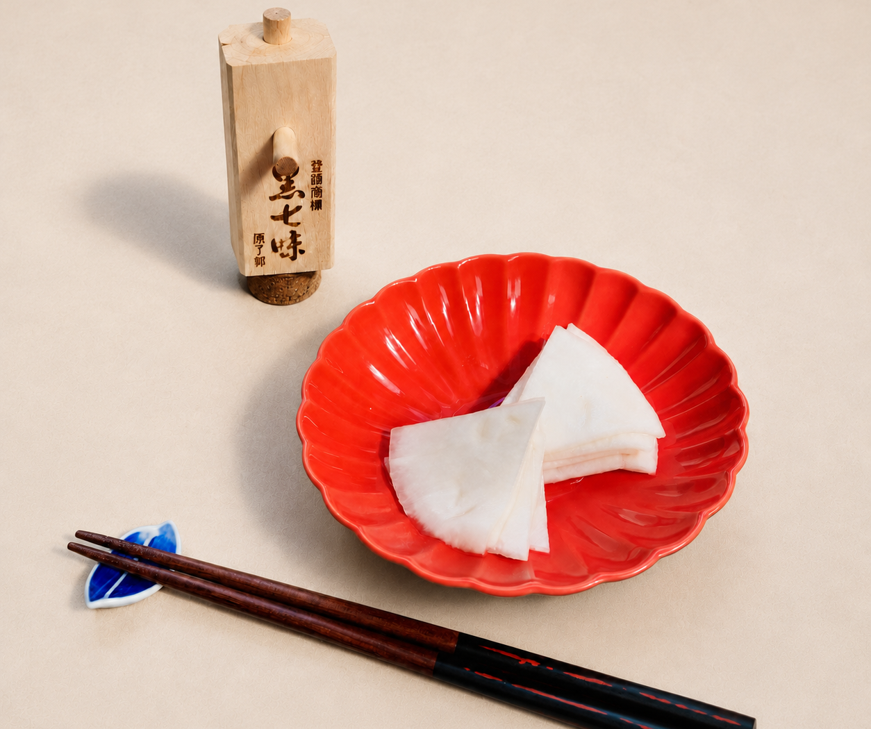 赤い器に盛った千枚漬けと黒七味