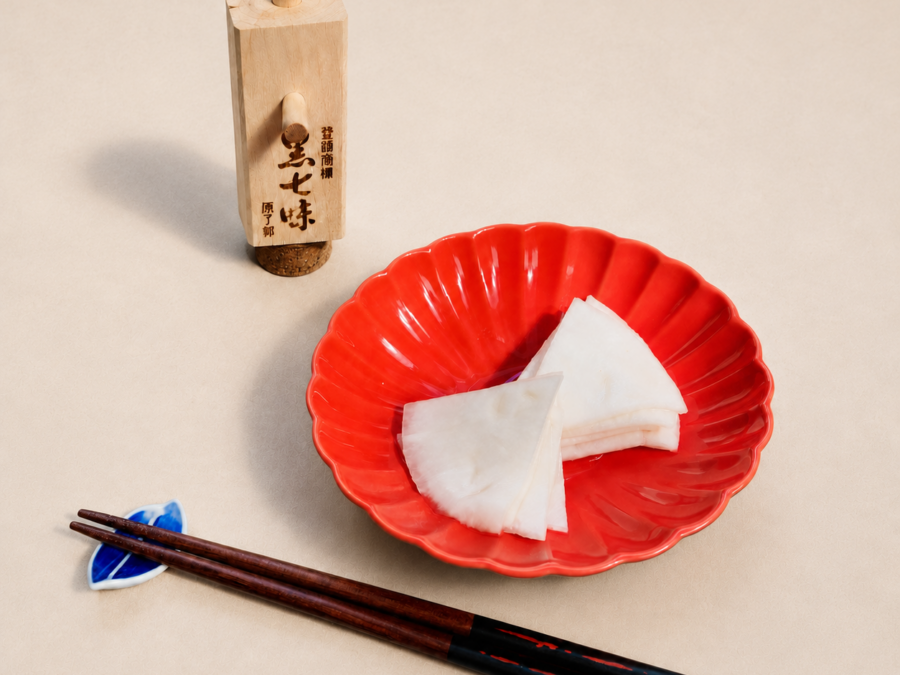 赤い器に盛った千枚漬けと黒七味