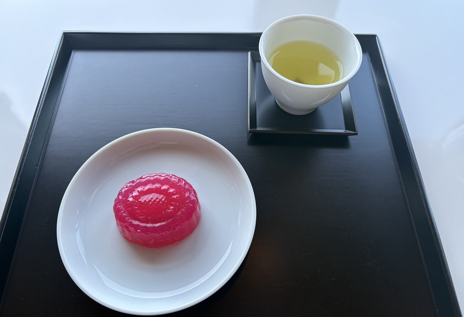 虎屋赤坂店でいただいた水仙夏菊と日本茶