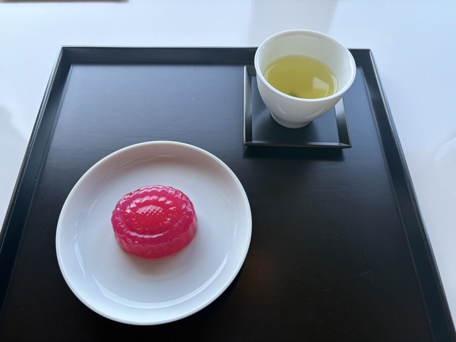 虎屋赤坂店でいただいた水仙夏菊と日本茶